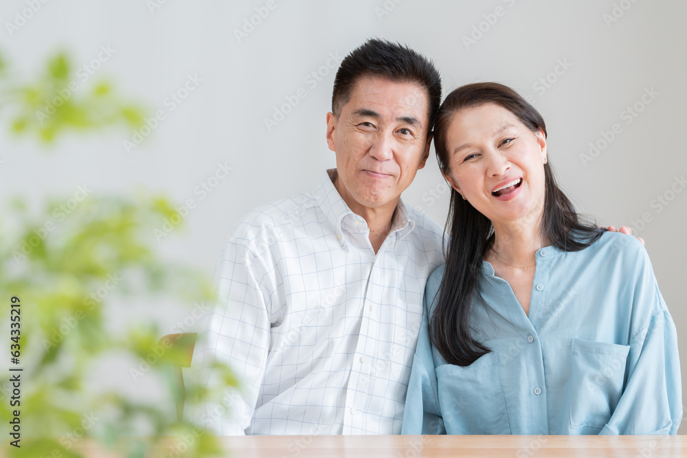 家で笑顔のシニア夫婦 家で笑顔のシニア夫婦