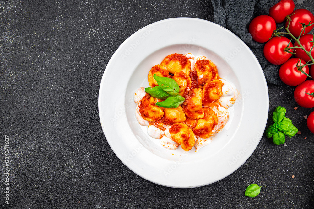 Φωτογραφία ravioli meat tomato sauce italian food meal snack on the table copy space food b