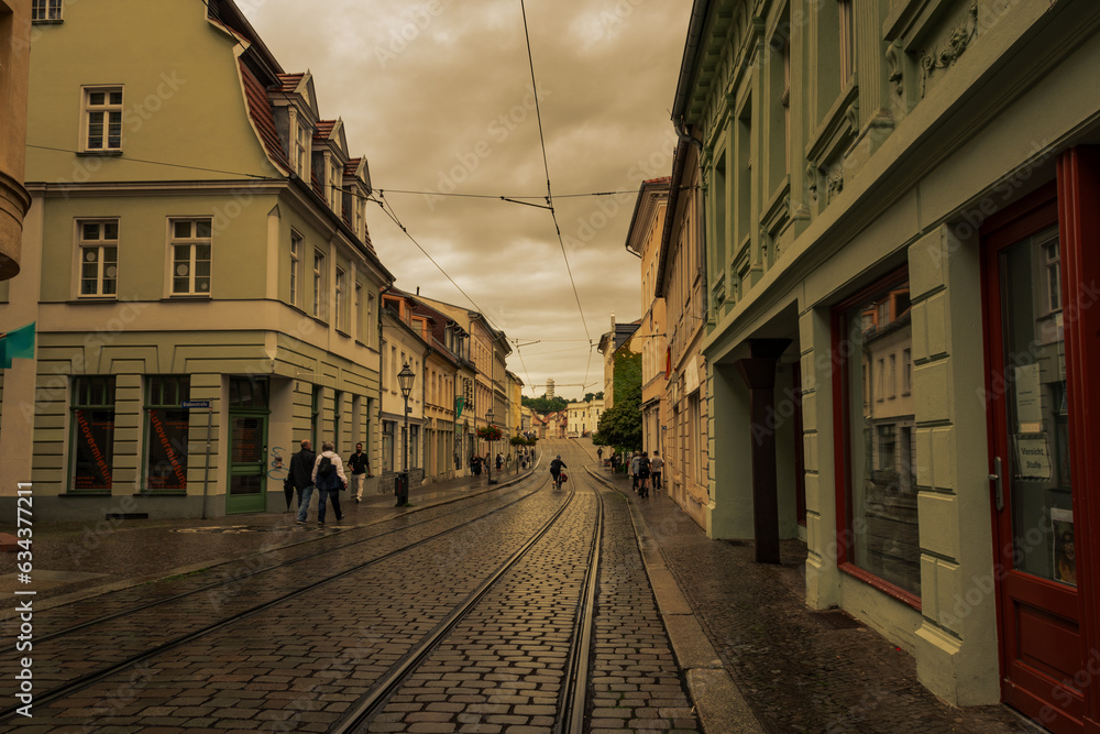 Brandenburg an der Havel ,hier geht es zu Jahrtausendbrücke, Bergauf auf dem Kopfsteinpflaster.
Die schönen alten Häuser geben dem Foto ein besonderes Flair. Die Straße ist noch nass vom Regen