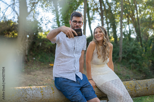 Couple in love taking a selfie in the woods at sunset © Alejandro Zamora