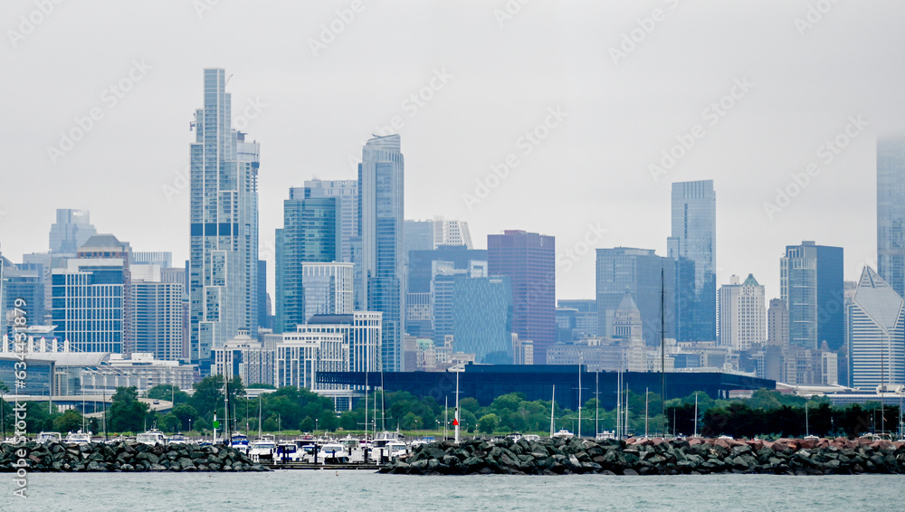 Obraz premium cloudy day over cityscape in chicago illinois