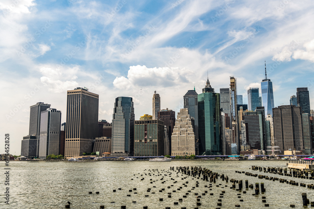 Obraz premium east river cityscape on manhattan, new york. city skyscraper of manhattan. modern skyscraper cityscape in midtown. skyscraper skyline of manhattan. new york city