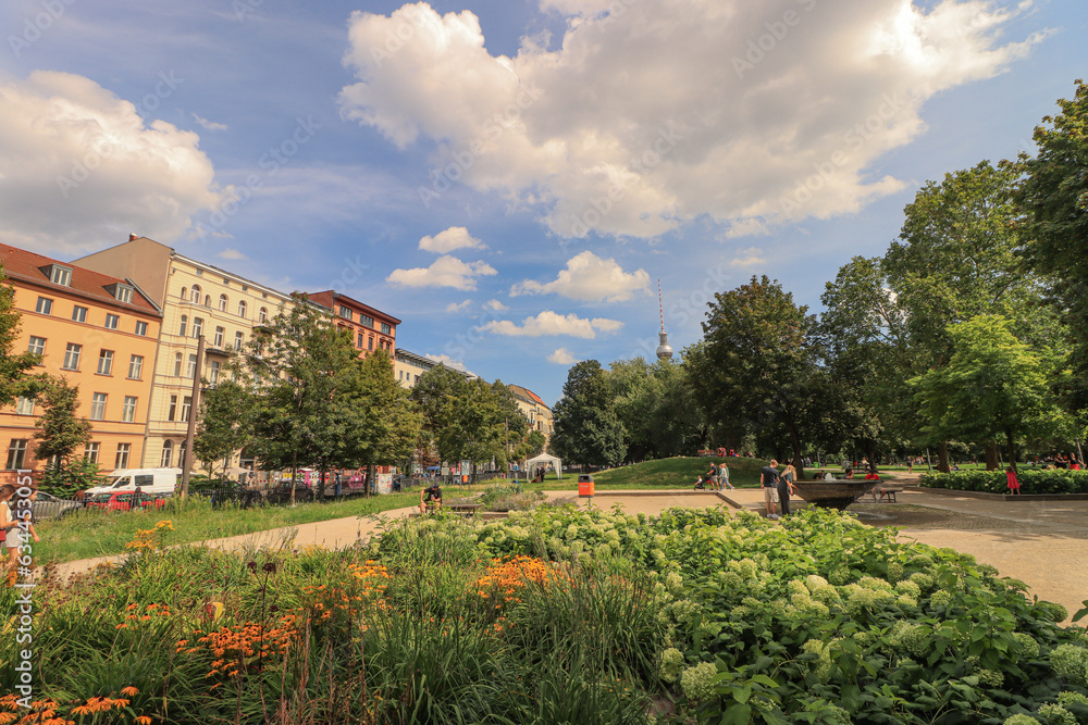 Sommer in Berlin; Monbijoupark an der Oraninenburger Straße