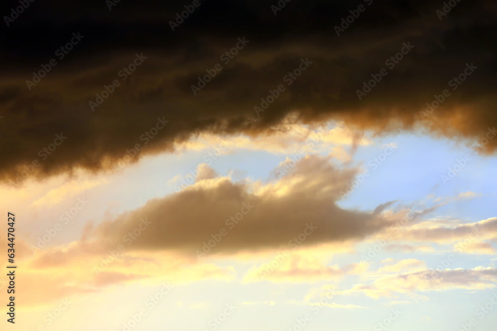 Bewölkter Himmel bei Sonnenuntergang. Der Himmel ist durch eine Lücke in den Wolken sichtbar. Das Bild vermittelt eine Stimmung von einem bevorstehenden Sturm oder schlechtem Wetter.