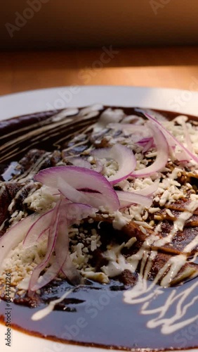 Wallpaper Mural Las enmoladas con un platillo mexicano que representa su cocina. Son tortilla rellenas de carne, huevo ó queso, bañadas en el delicioso y tradicional mole mexicano. Torontodigital.ca