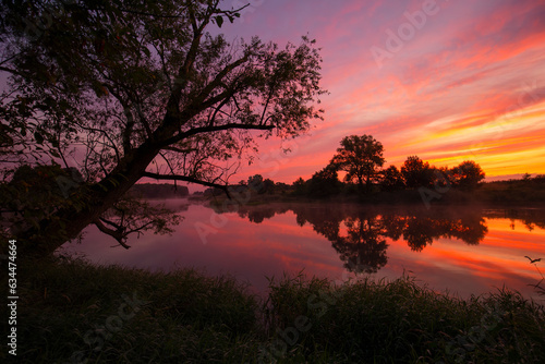Fototapeta Naklejka Na Ścianę i Meble -  Dzika rzeka Wisła, kolorowy pejzaż, poranek, słońce i letni brzask
