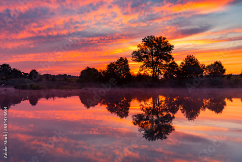 Fototapeta Naklejka Na Ścianę i Meble -  Dzika rzeka Wisła, kolorowy pejzaż, poranek, słońce i letni wschód