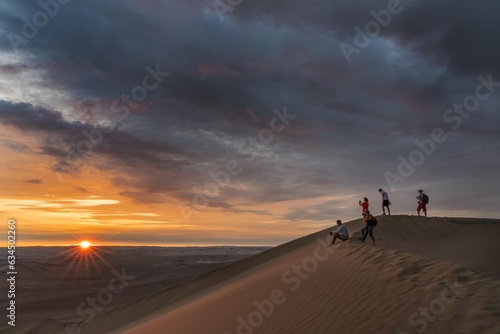 Sunset en dunas de Huacachina, Ica