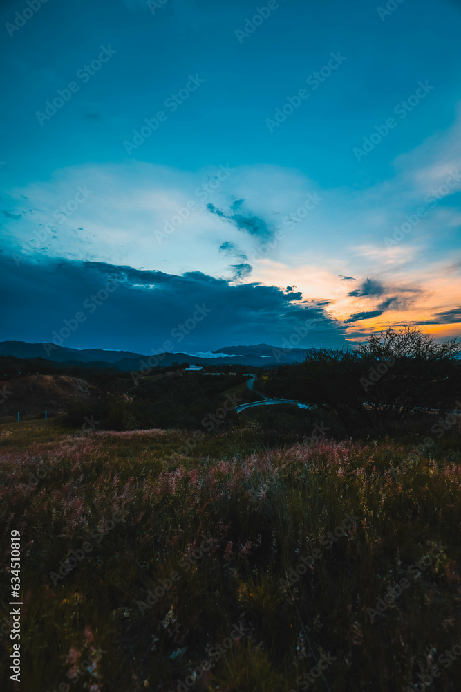 Oaxaca with sunset in mountains. la noche se acerca entre las nubes y las montañas.