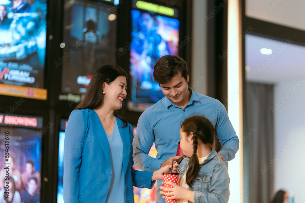 Obraz premium Families are using movie tickets to check and chat before going in.