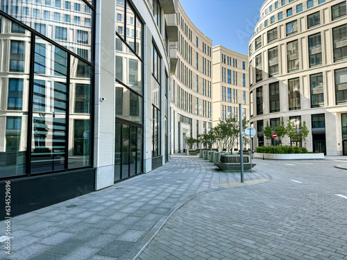 Photo courtyard surrounded by high-rise modern office buildings