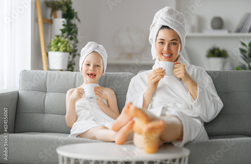 Принти на полотні Mother and daughter after a bath