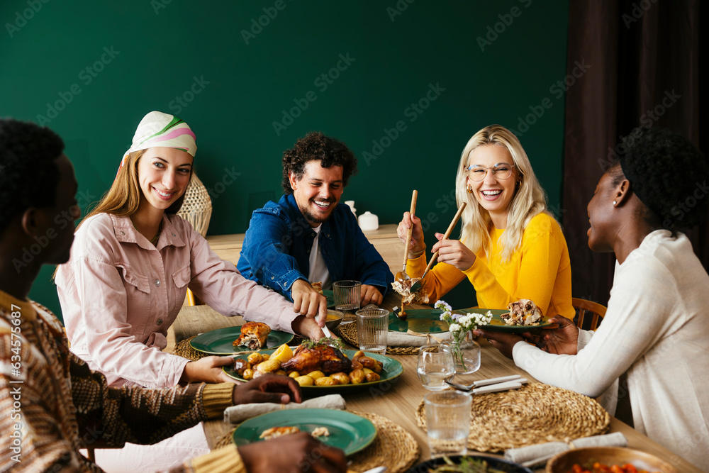 © Westend61 - Happy friends having thanksgiving lunch at home © Westend61 - Happy friends having thanksgiving lunch at home