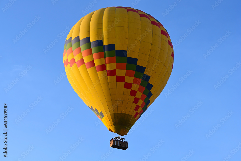 Obraz premium Hot air balloon is flying in the blue sky