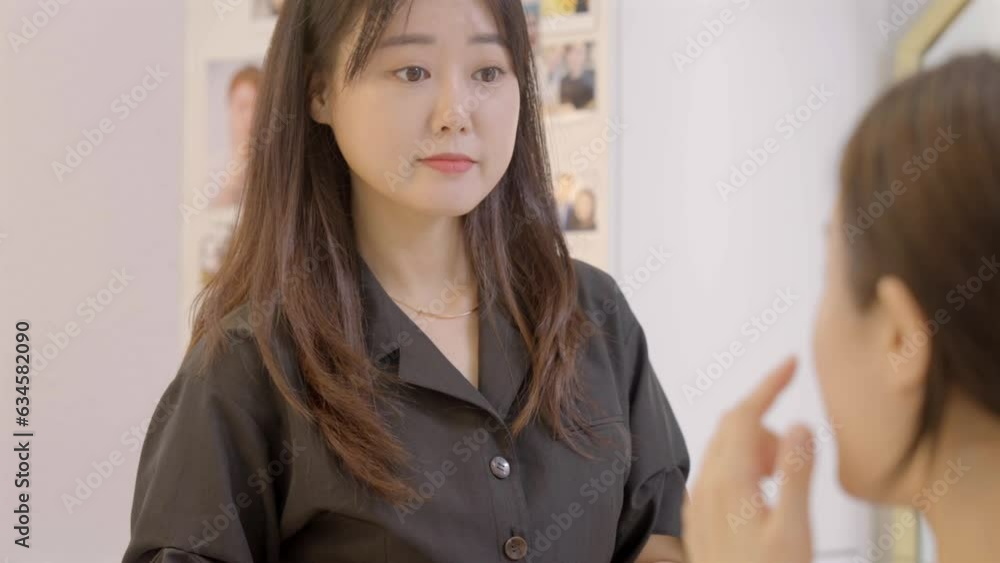 하고싶은 스타일을 말하는 고객의 소리를 듣고있는 메이크업샵 원장 하고싶은 스타일을 말하는 고객의 소리를 듣고있는 메이크업샵 원장
