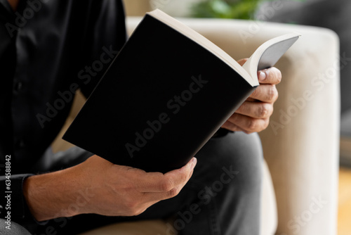 Manos de una persona sosteniendo un libro