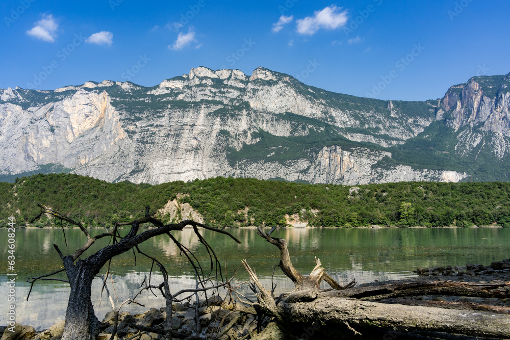 Fototapeta premium Der Lago di Cavedine ist ein Idyllischer Berg See in der Provinz Trient in Italien mit Wunderschöner Natur und Klarem Wasser