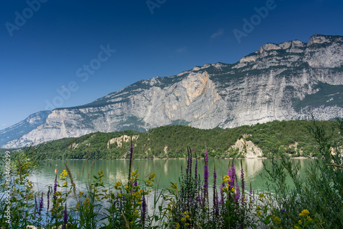 Der Lago di Cavedine ist ein Idyllischer Berg See in der Provinz Trient in Italien mit Wunderschöner Natur und Klarem Wasser