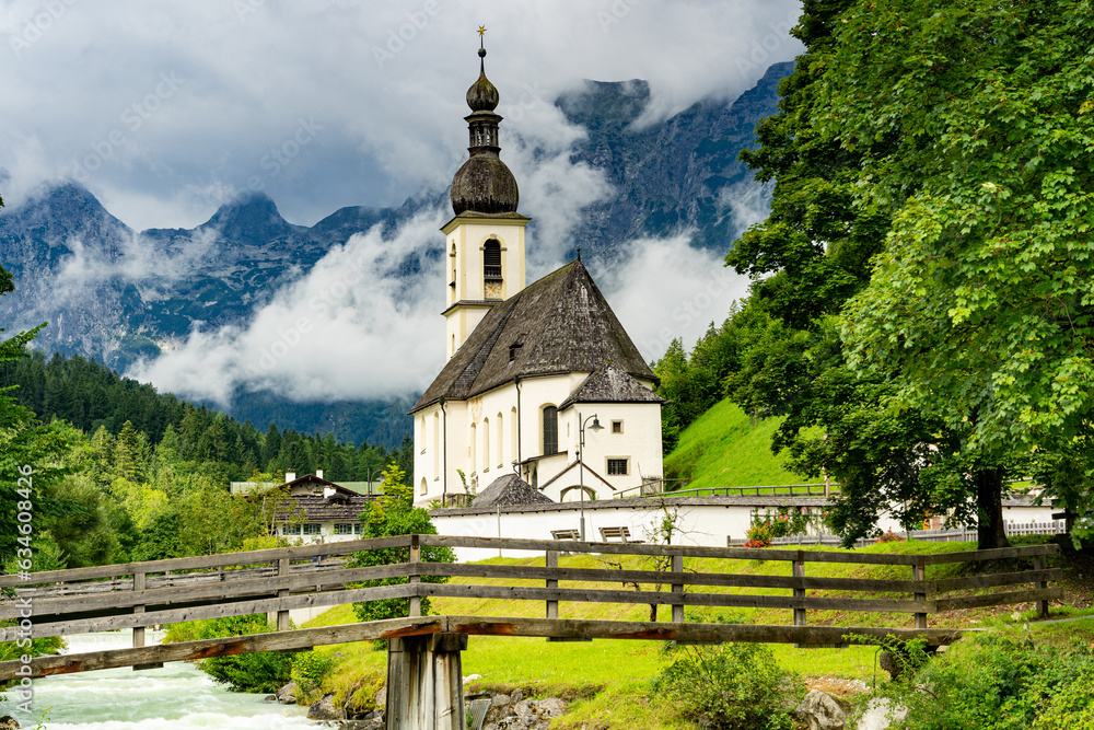 Kirche in der Ramsau in St. Sebastian mit Blick auf den Fluss und die Bayerischen Alpen im Sommer