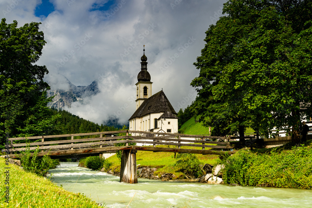 Kirche in der Ramsau in St. Sebastian mit Blick auf den Fluss und die Bayerischen Alpen im Sommer