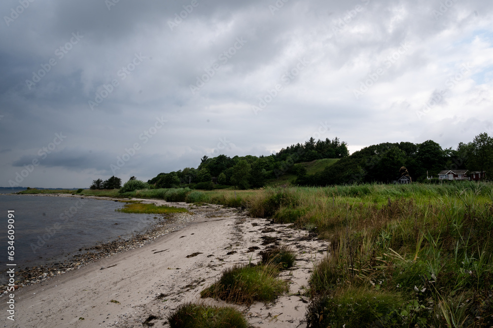 Küstenstreifen am Fjord im trüben Wetter Küstenstreifen am Fjord im trüben Wetter