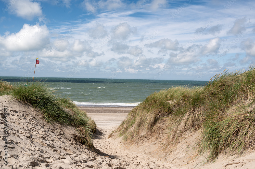 Der schmale Weg durch die Dünen führt zu einer paradiesischen Aussicht