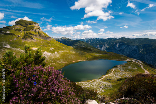 Fototapeta Naklejka Na Ścianę i Meble -  Blick auf einen Gebirgssee vom Gipfel aus