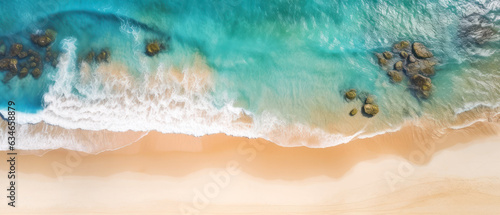 Fotografia Tropical coastline with turquoise water waves washing the sandy shore