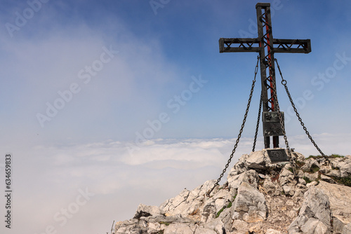 Über den Wolken; Gipfelkreuz auf dem Schober (1328m) über dem Fuschlsee im Salzkammergut