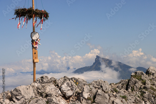 Über den Wolken...; Auf den Schober (Salzkammergut-Berge, Schober-Maibaum mit Schafberg im Hintergrund