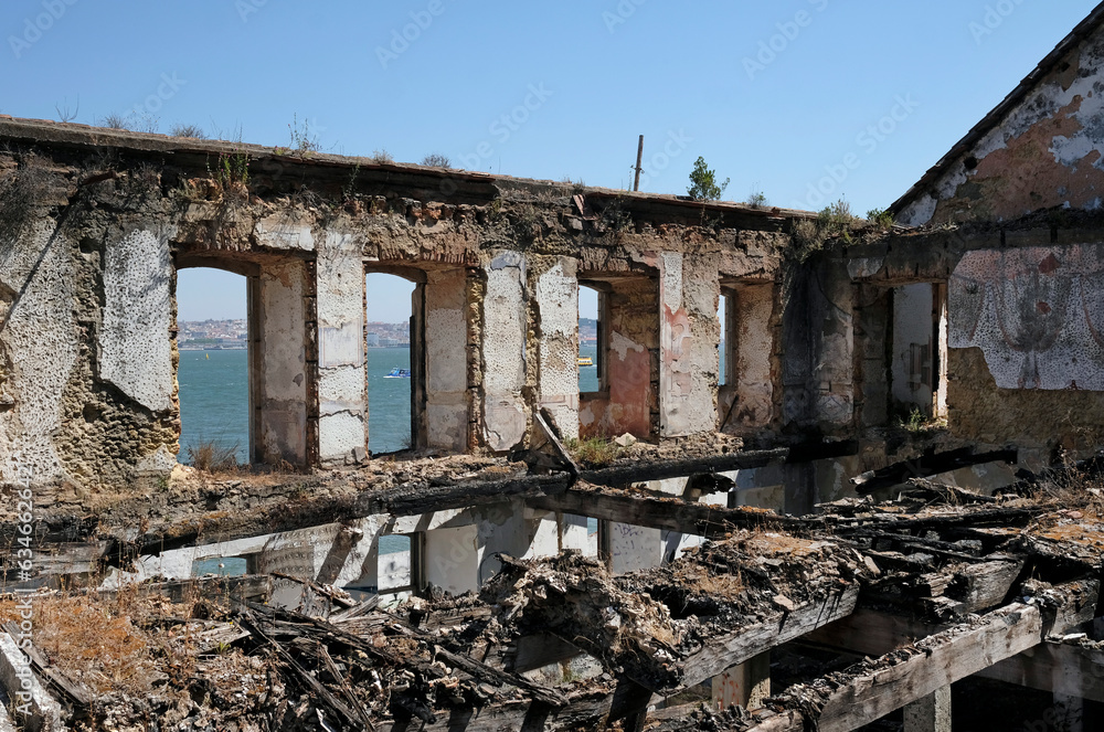 Obraz premium Inside the ruin of a burned out building after the fire took the roof