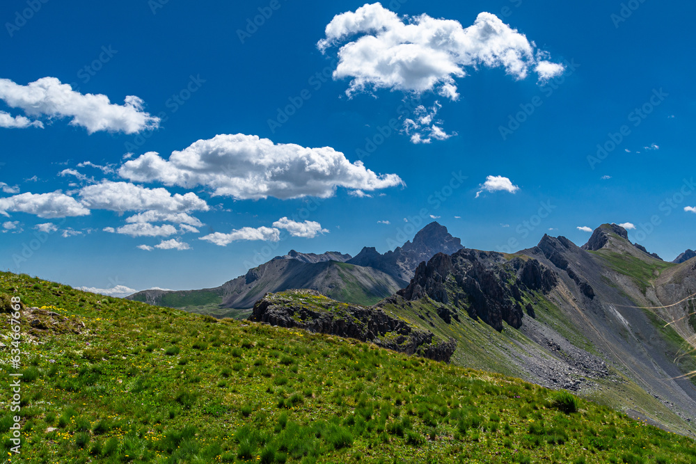 Tra Francia e Italia. Le meravigliose vette della Tête de Viraysse (2772 m), la Meyna (3067 m), Rocca Blanca (3193 m), Monte Sautron (3165 m) e, ad est, Oronaye e Bec de Lièvre (2770 m).