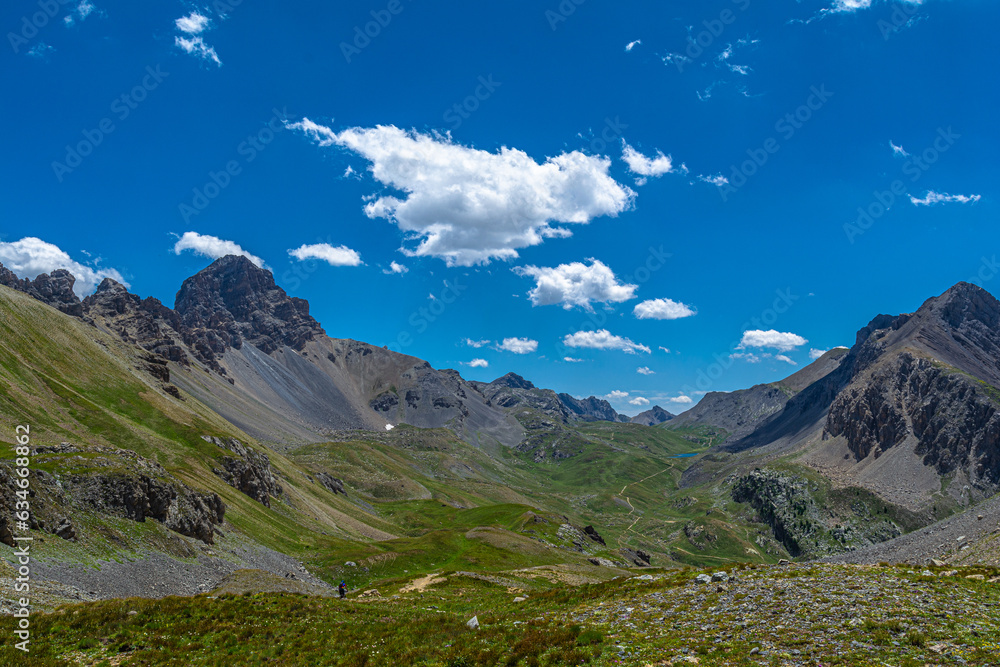 Naklejka premium Tra Francia e Italia. Le meravigliose vette della Tête de Viraysse (2772 m), la Meyna (3067 m), Rocca Blanca (3193 m), Monte Sautron (3165 m) e, ad est, Oronaye e Bec de Lièvre (2770 m).