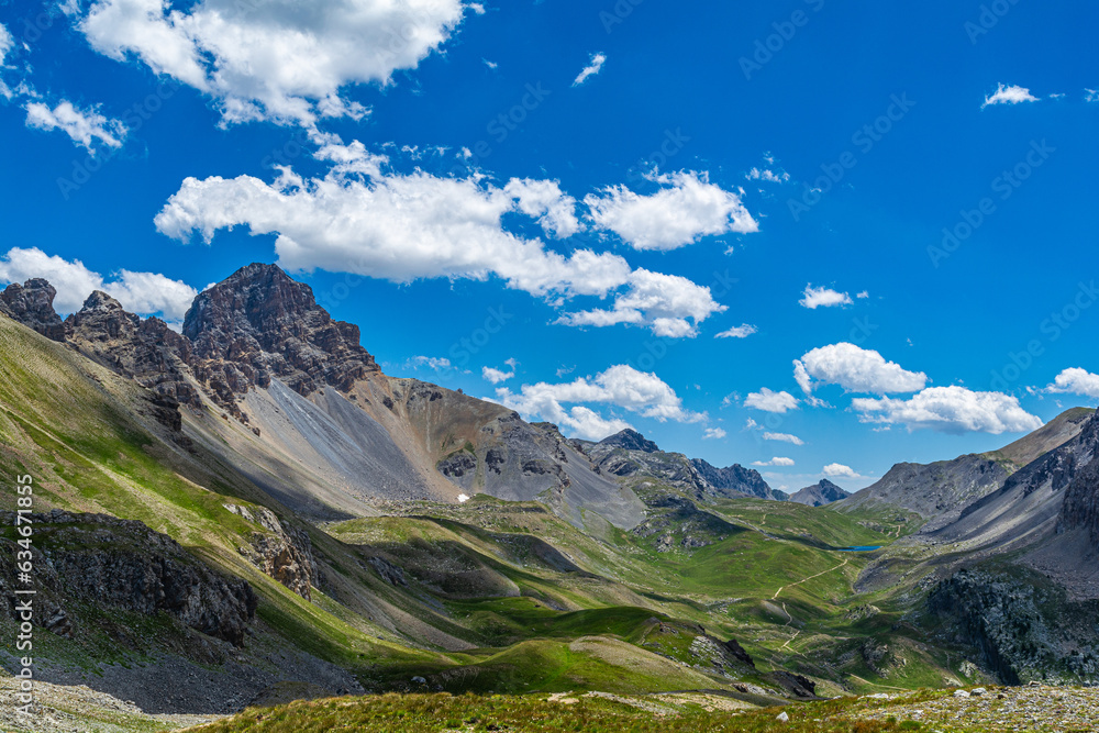 Tra Francia e Italia. Le meravigliose vette della Tête de Viraysse (2772 m), la Meyna (3067 m), Rocca Blanca (3193 m), Monte Sautron (3165 m) e, ad est, Oronaye e Bec de Lièvre (2770 m). Tra Francia e Italia. Le meravigliose vette della Tête de Viraysse (2772 m), la Meyna (3067 m), Rocca Blanca (3193 m), Monte Sautron (3165 m) e, ad est, Oronaye e Bec de Lièvre (2770 m).