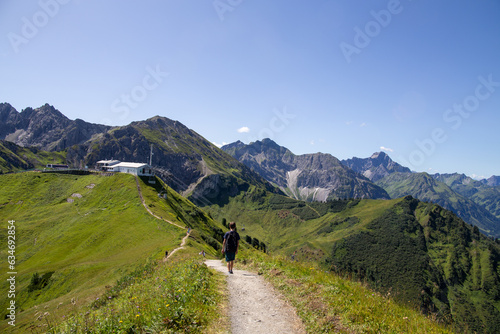 Wandern in den Allgäuer Alpen: Junge beim Wandern im Gebiet der Kanzelwand (Kleinwalsertal, Österreich), model released