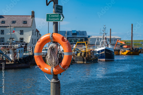 Der Rettungsring am Hafen von Eyemouth in Schottland