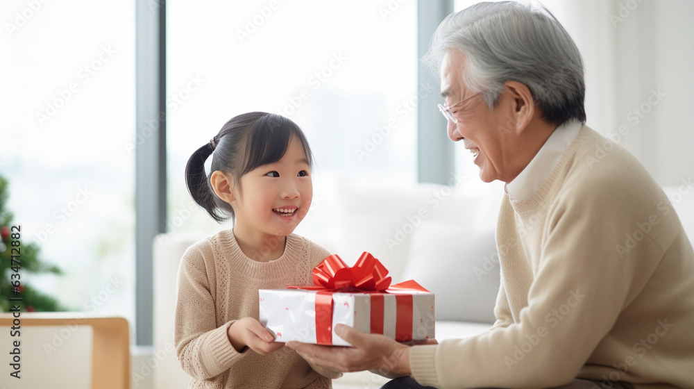 お祖父さんにプレゼントを渡す女の子 お祖父さんにプレゼントを渡す女の子
