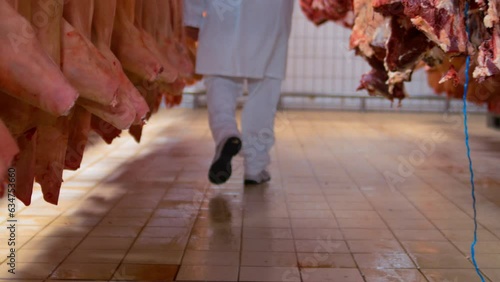 Mann läuft durch Fleischerei photo