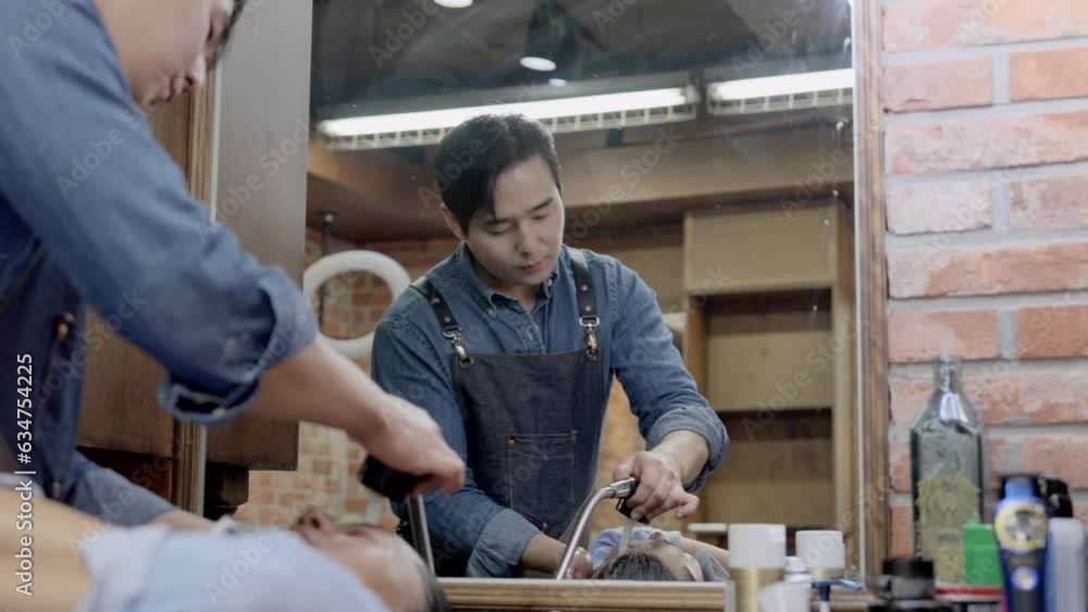 헤어 스타일링을 하기위해 세면대에서 고객의 머리를 샴푸하는 헤어디자이너 헤어 스타일링을 하기위해 세면대에서 고객의 머리를 샴푸하는 헤어디자이너