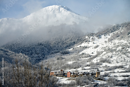 Visita al Valle de Arán, en Cataluña (España), Zona de Pirineos y uno de los grandes destinos vacacionales de invierno, con grandes cantidades de nieve y escenas de postal navideña. photo