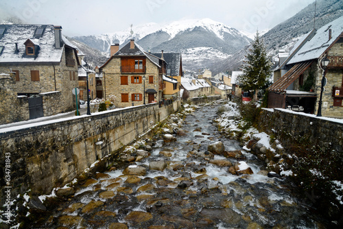 Visita al Valle de Arán, en Cataluña (España), Zona de Pirineos y uno de los grandes destinos vacacionales de invierno, con grandes cantidades de nieve y escenas de postal navideña.