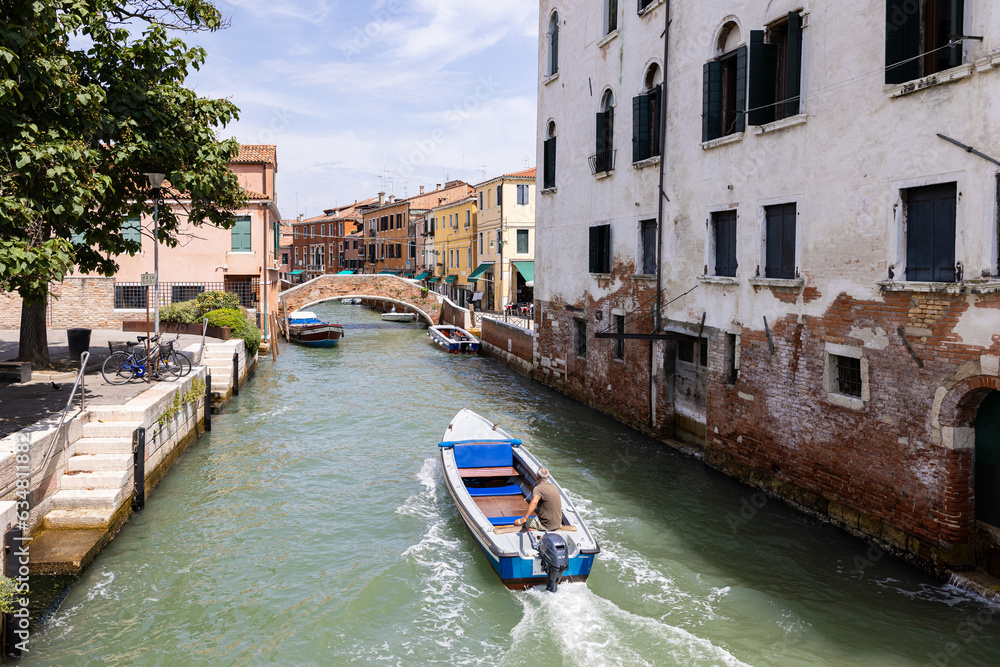 Romantische Kanalfahrt in Venedig