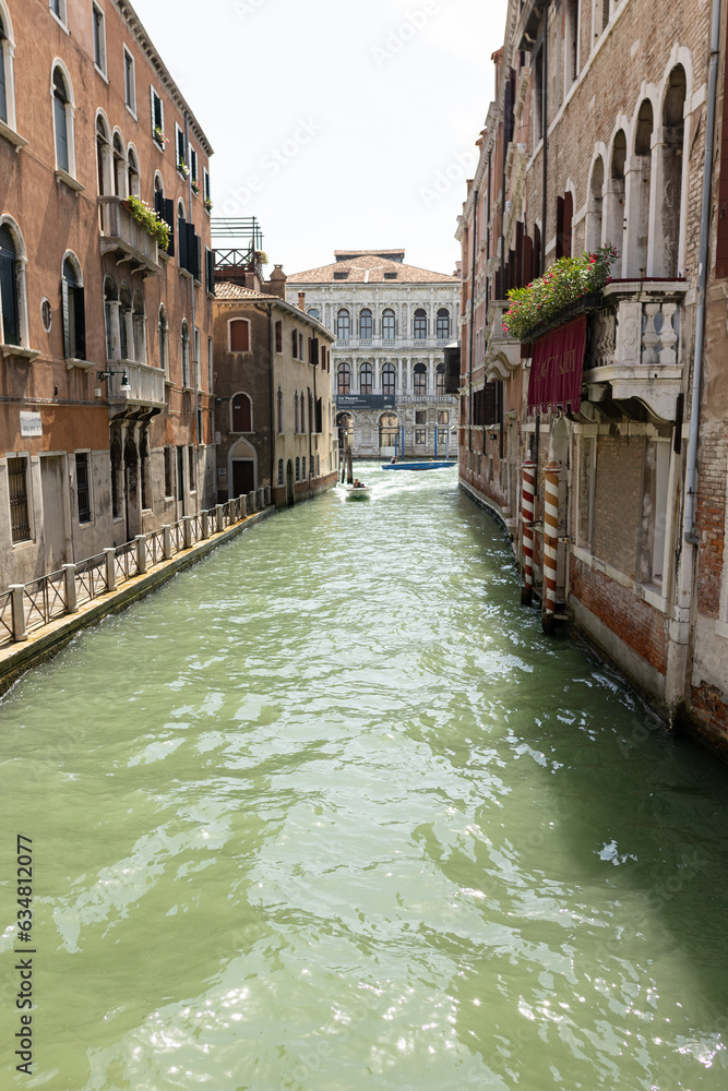 Kanäle in Venedig im Sommer
