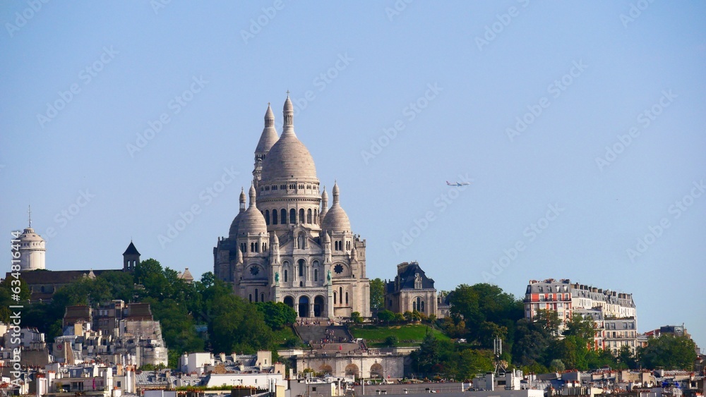 Vue sur le château d'eau et la basilique du Sacré-Coeur de la butte Montmartre dans le 18e arrondissement de Paris France Europe