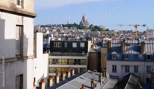 Vue sur les toits, la verrière et la basilique du Sacré-Coeur de la butte Montmartre dans le 18e arrondissement de Paris France Europe