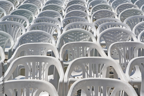 Weiße Plastikstühle vor einer Open-Air-Veranstaltung