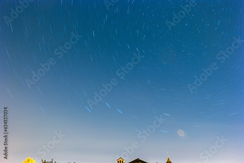 Ciel étoilé (filé d'étoiles) lors de la Perséide mi Août 2023 (ID: 634837034)