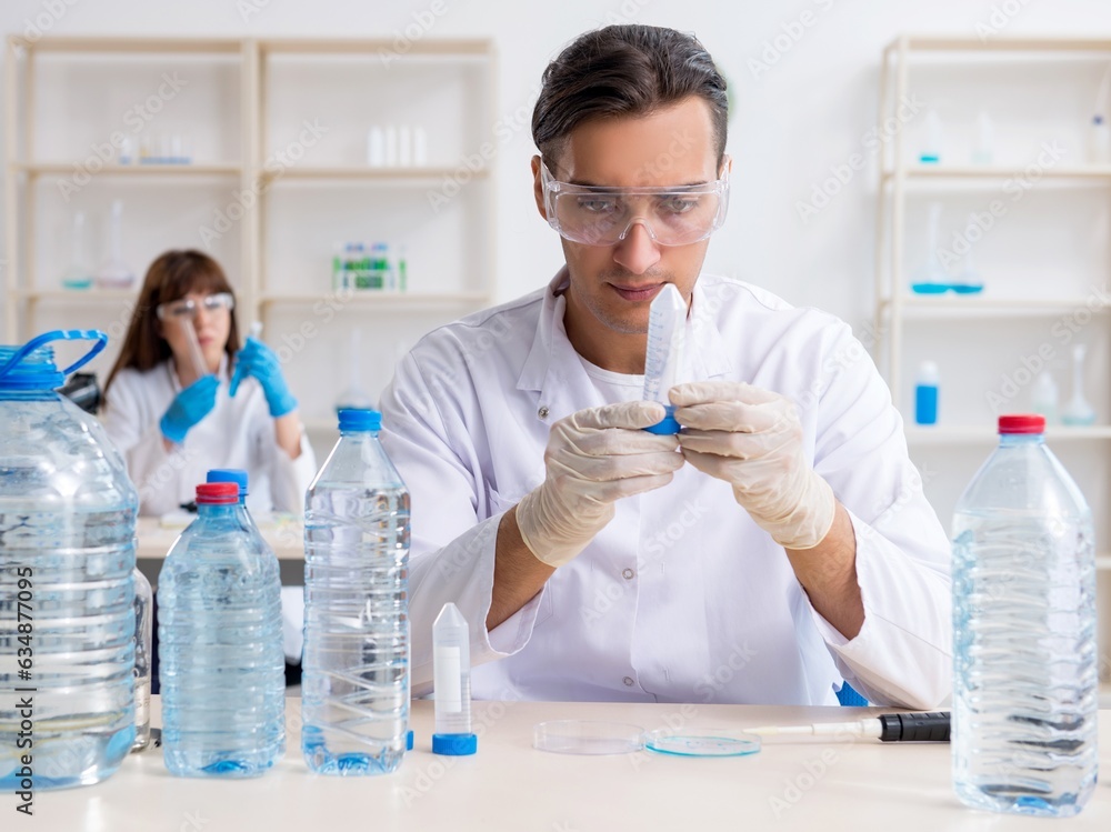 Fototapeta premium Two chemists working in the lab