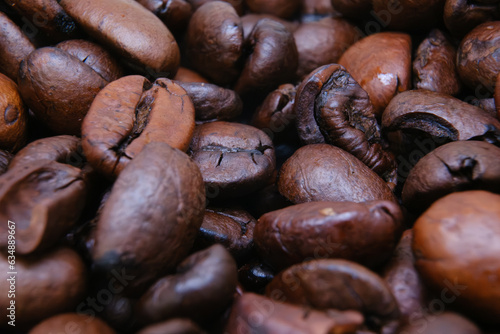 Eine Nahaufnahme von gerösteten Kaffeebohnen