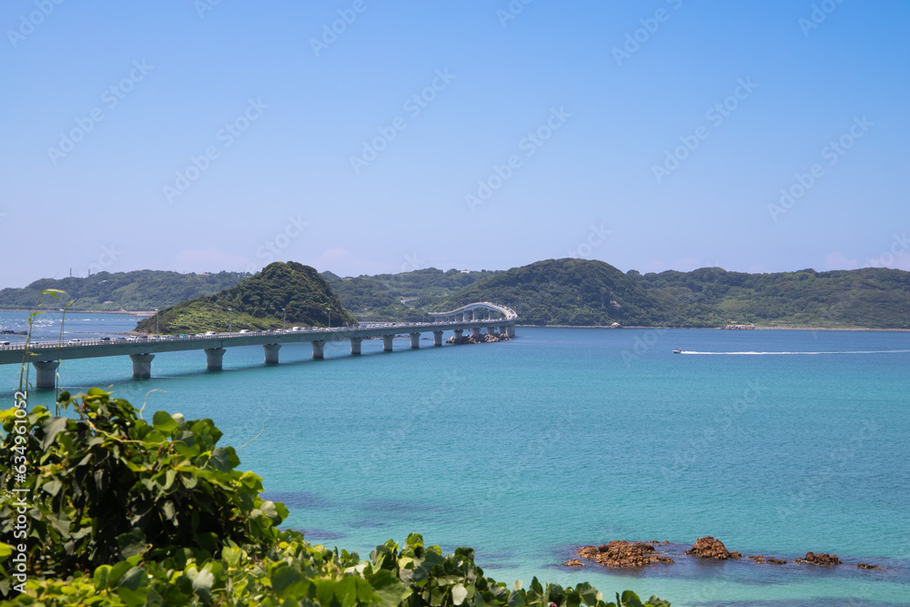日本　夏の角島大橋とエメラルドグリーンの海